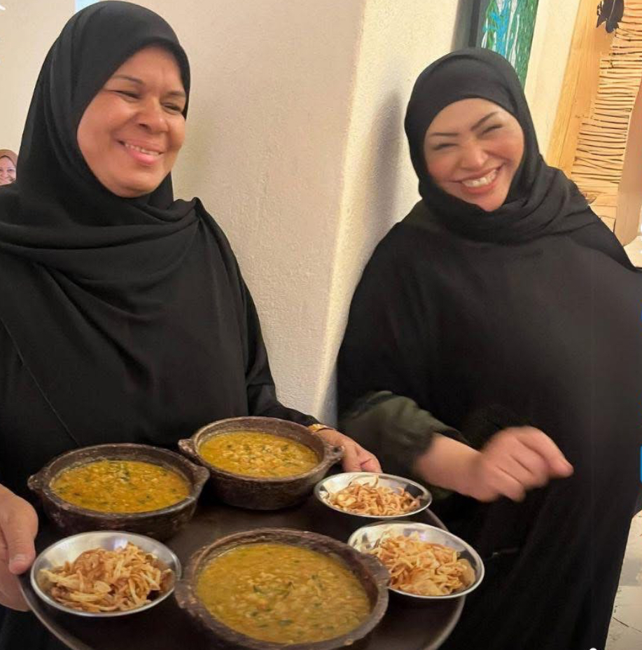 سائحات تشاركن نساء إسنا الطبخ الصعيدي