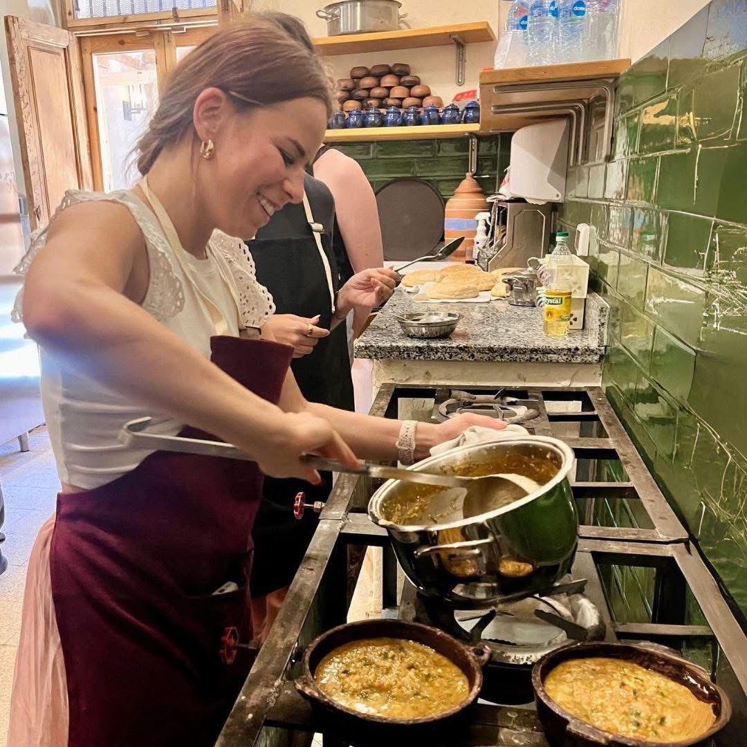 سائحات تشاركن نساء إسنا الطبخ الصعيدي
