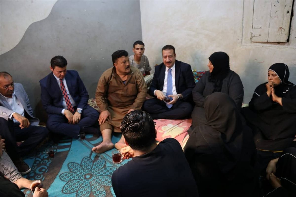 محافظ المنوفية يقدم واجب العزاء لوالد سائق الميكروباص في حادث الطريق الإقليمي 