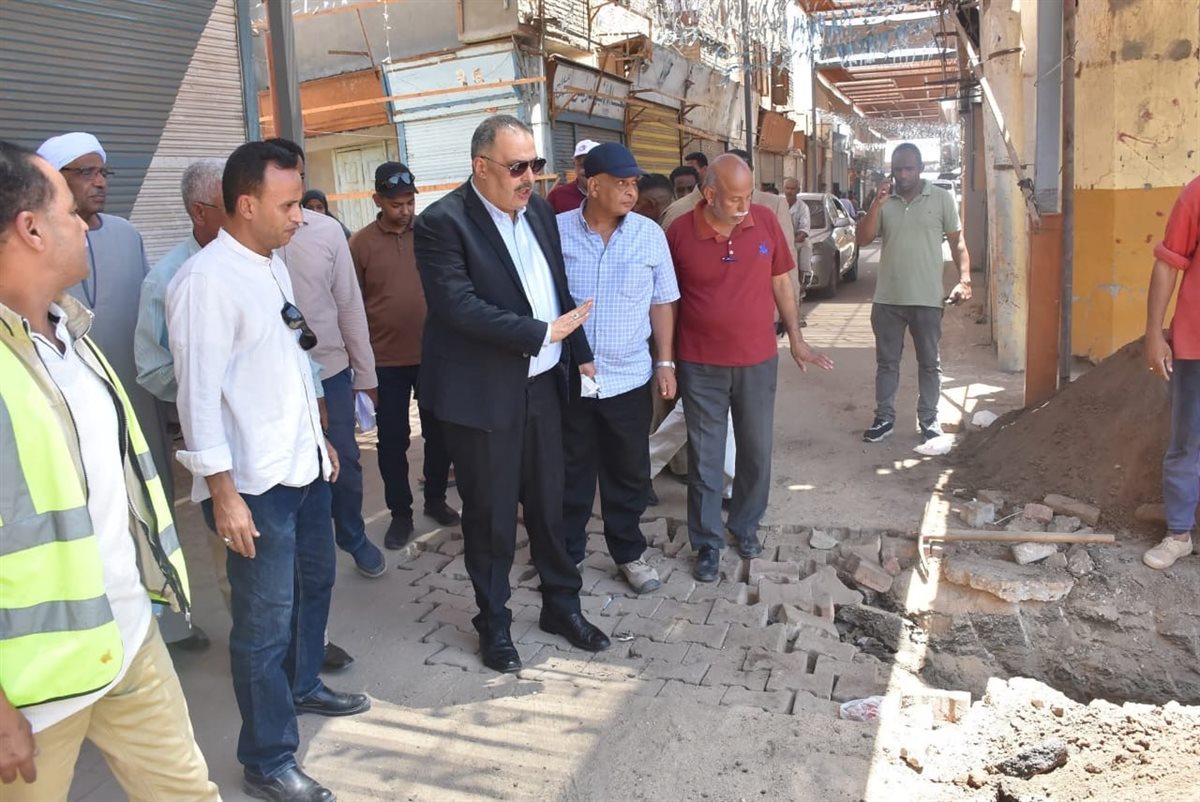 رئيس شركة مياه الاقصر يتابع إحلال الشبكات بإسنا