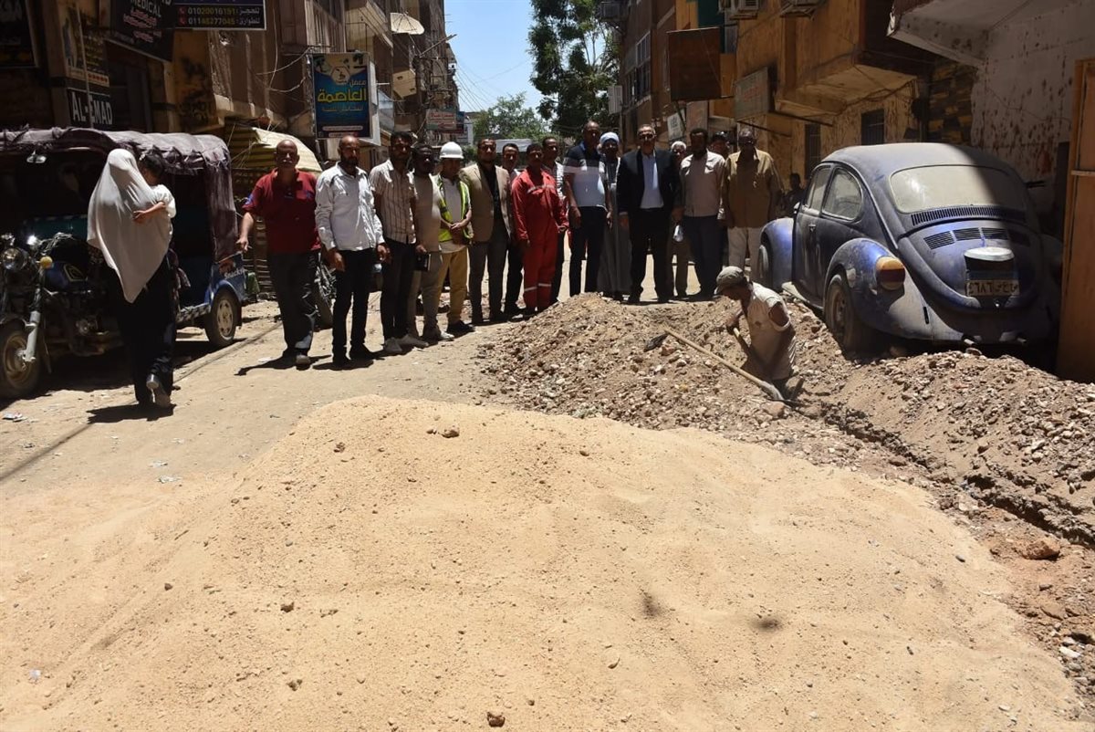 رئيس شركة مياه الاقصر يتابع إحلال الشبكات بإسنا