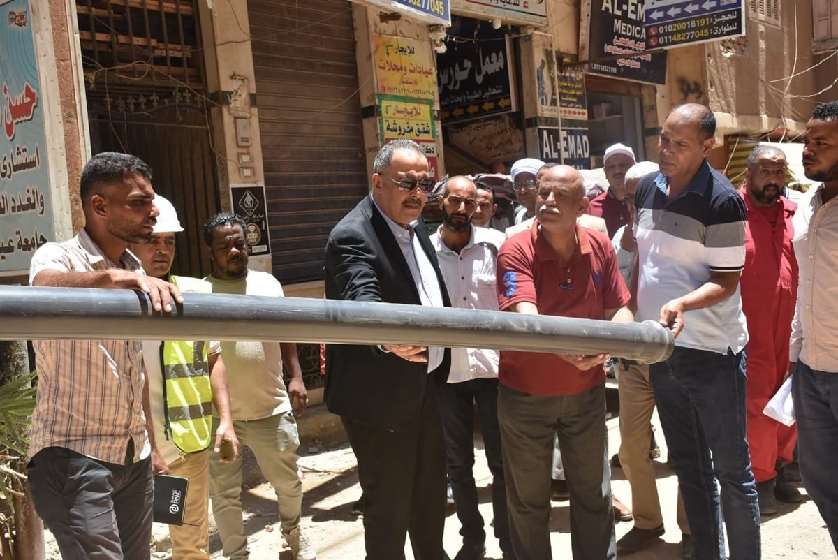 رئيس شركة مياه الاقصر يتابع إحلال الشبكات بإسنا
