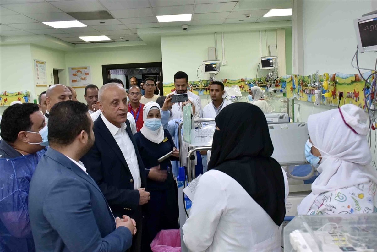 محافظ الأقصر بمستشفى طيبة بإسنا