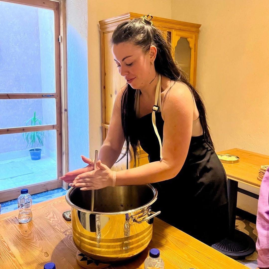 سائحات تشاركن نساء إسنا الطبخ الصعيدي