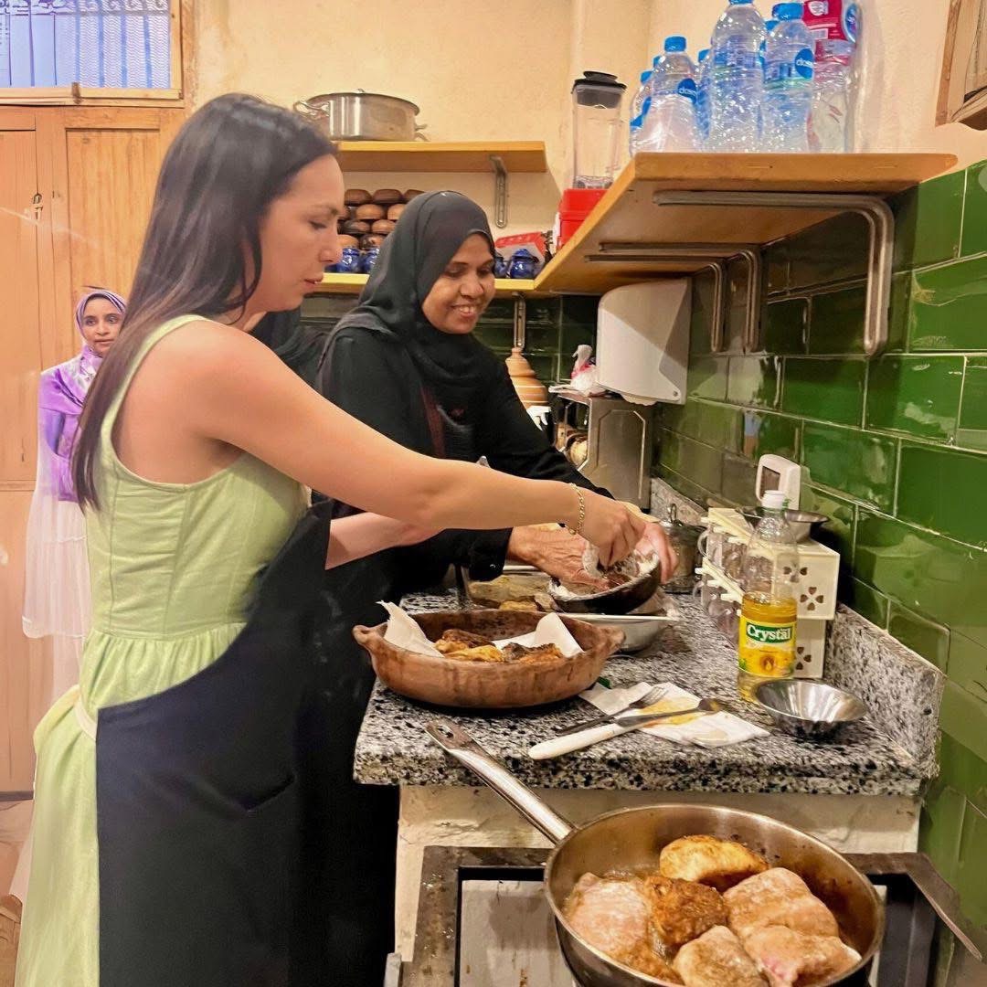 سائحات تشاركن نساء إسنا الطبخ الصعيدي