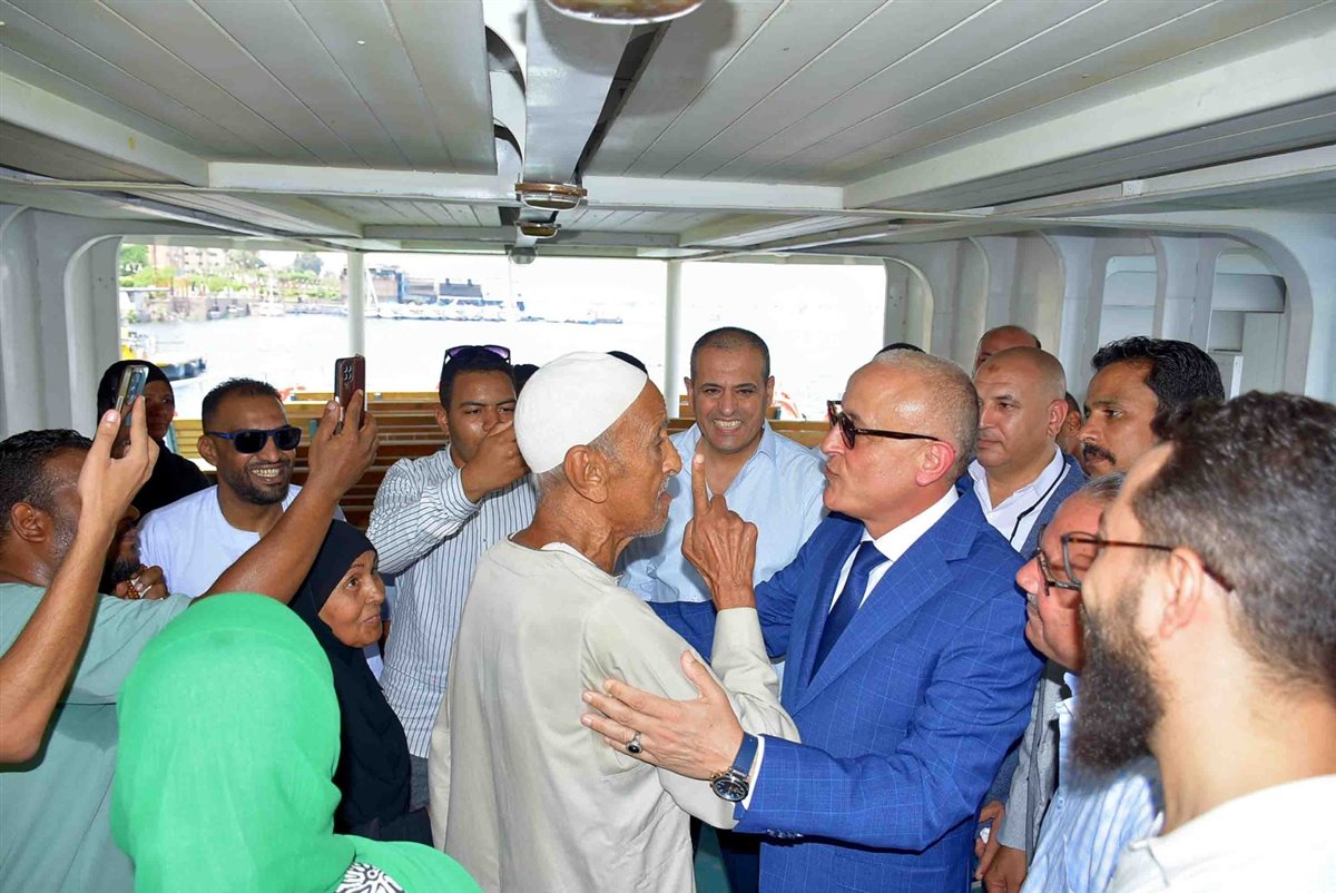 محافظ الأقصر يفتتح عبارتين للأهالي