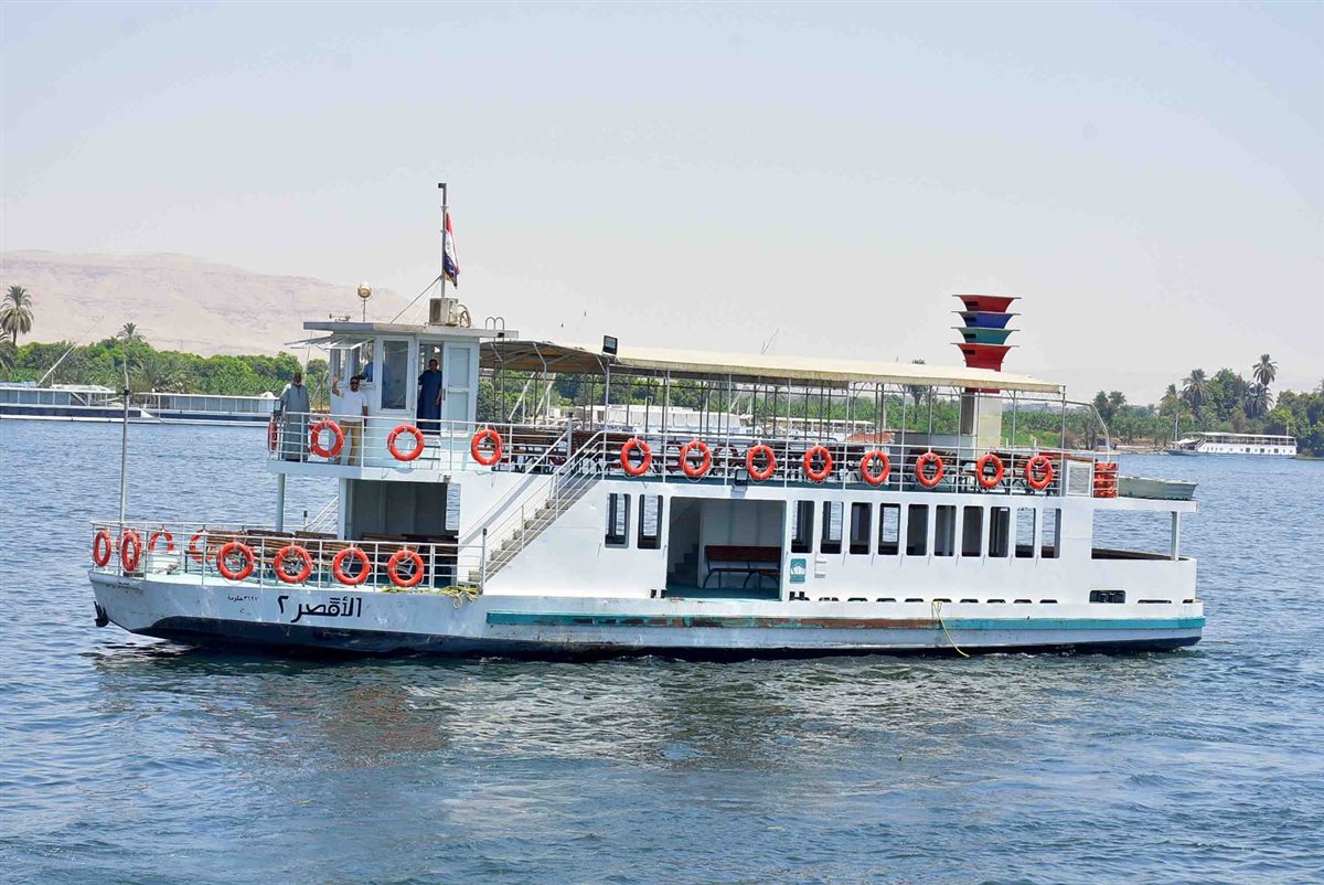 محافظ الأقصر يفتتح عبارتين للأهالي