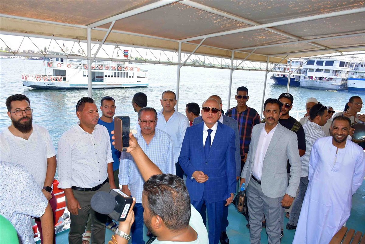 محافظ الأقصر يفتتح عبارتين للأهالي