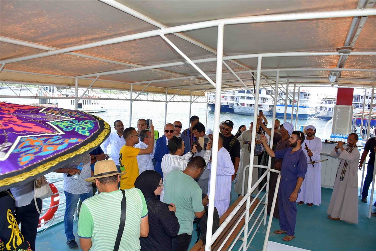 محافظ الأقصر يفتتح عبارتين للأهالي