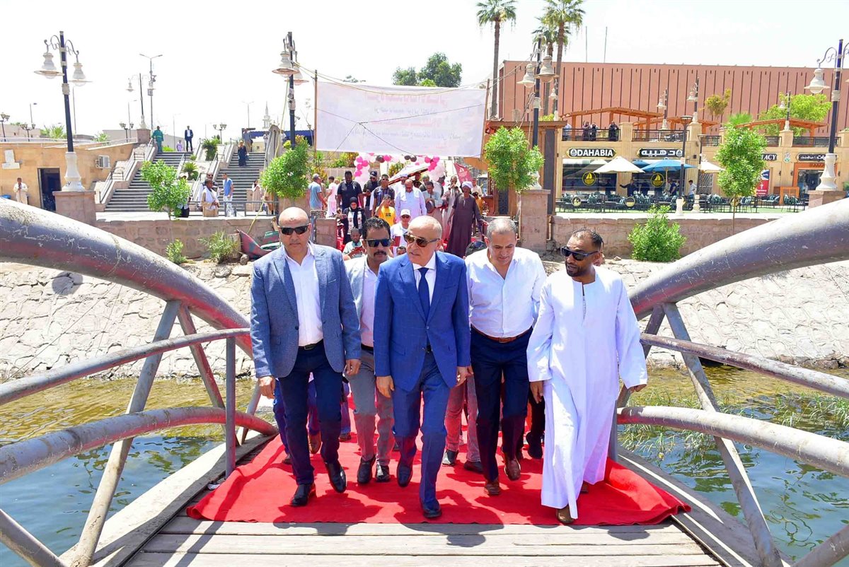 محافظ الأقصر يفتتح عبارتين للأهالي