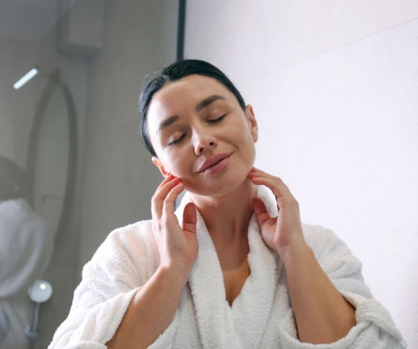 روتين العناية بالبشرة المختلطة في فصل الصيف لتقليل الإفرازات واللمعان