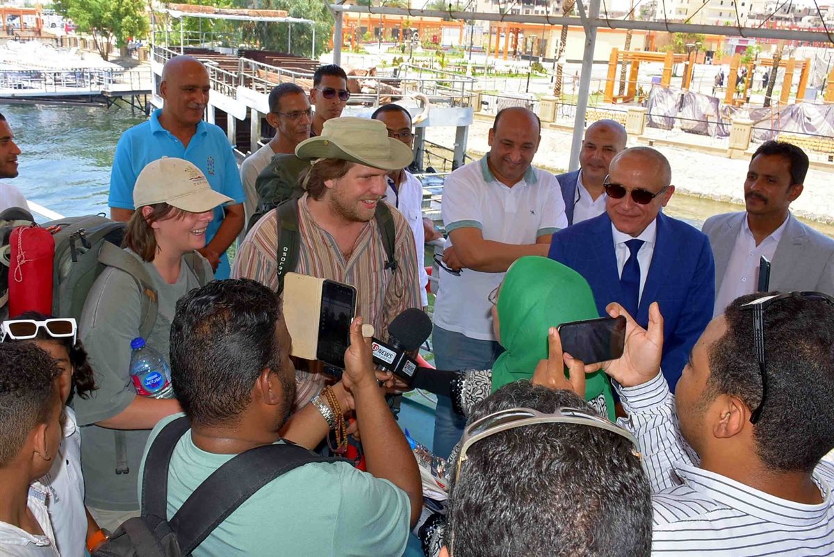 محافظ الأقصر يمازح السائحين على متن العبارات النيلية الجديده