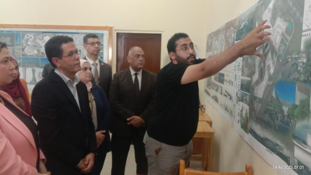 رئيس جامعة بنها يتفقد عدد من المشاريع الطلابية بكلية الهندسة ببنها