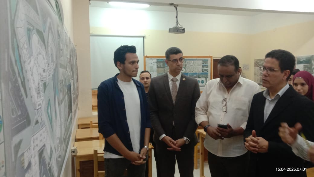 رئيس جامعة بنها يتفقد عدد من المشاريع الطلابية بكلية الهندسة ببنها