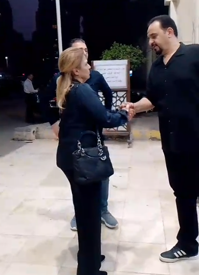 هشام إسماعيل يستقل عزاء والدته في مسجد الحمدية الشاذلية