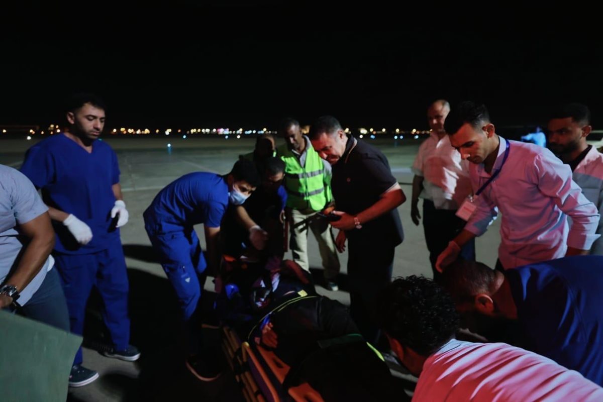 محافظ البحر الأحمر يستقبل الناجين من غرق حفار بترول 