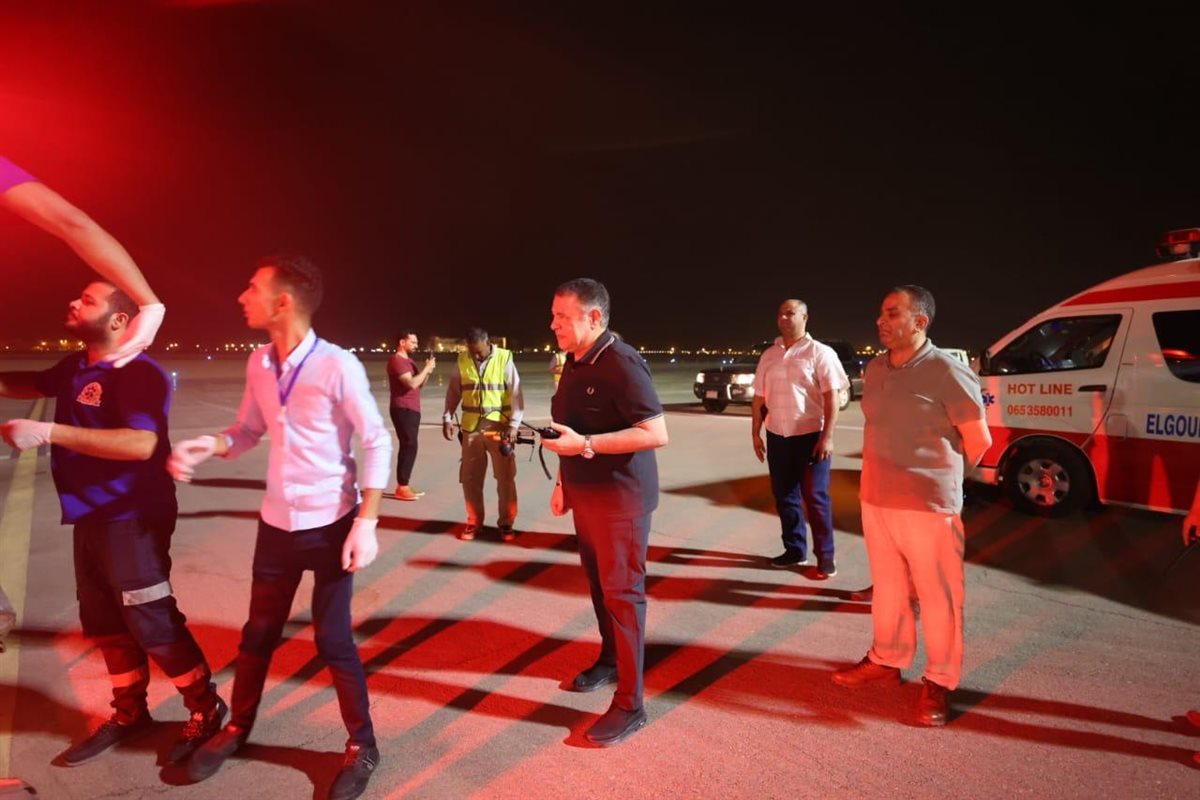 محافظ البحر الأحمر يستقبل الناجين من غرق حفار بترول 