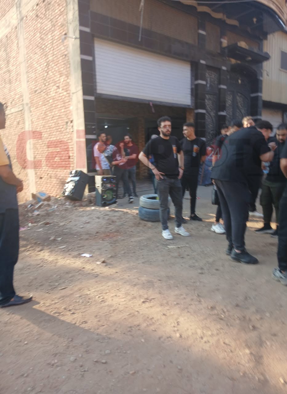 منهارين بسبب رحيله.. محمود الليثي وحمو بيكا يودعون أحمد عامر قبل دفن جثمانه بالغربية