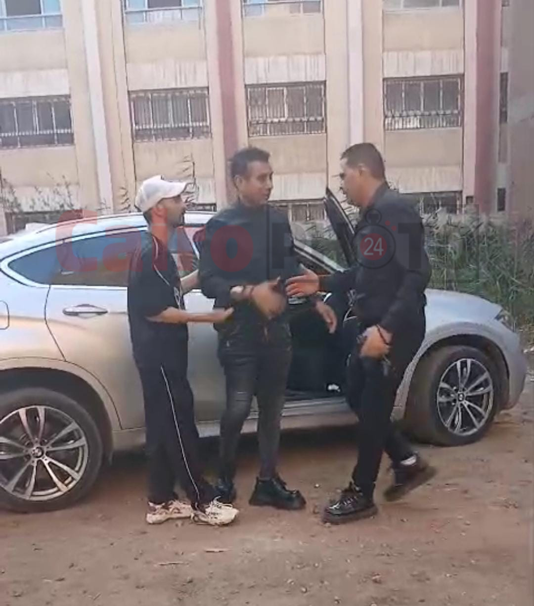 منهارين بسبب رحيله.. محمود الليثي وحمو بيكا يودعون أحمد عامر قبل دفن جثمانه بالغربية