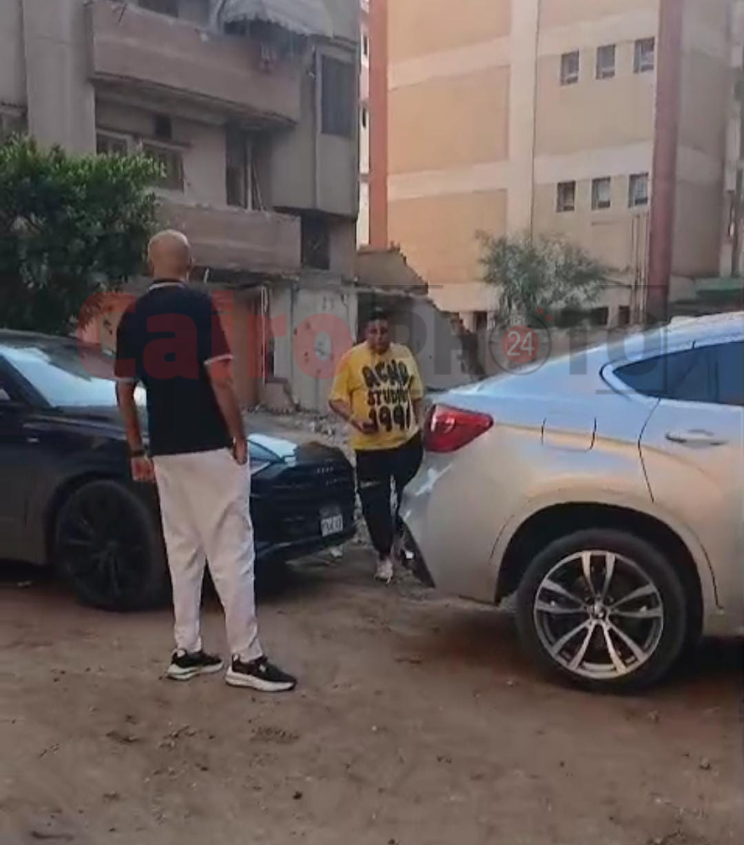 منهارين بسبب رحيله.. محمود الليثي وحمو بيكا يودعون أحمد عامر قبل دفن جثمانه بالغربية