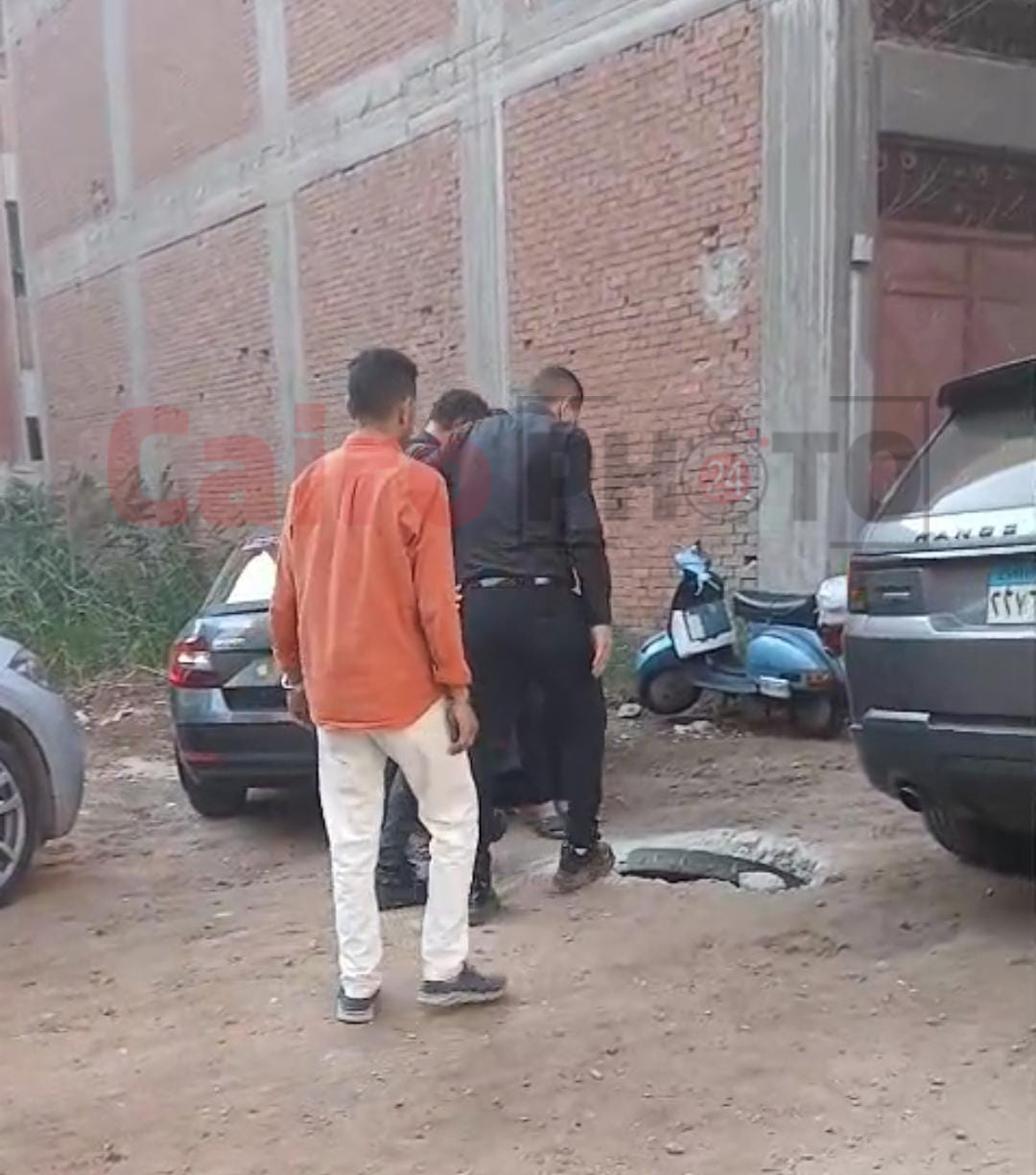 منهارين بسبب رحيله.. محمود الليثي وحمو بيكا يودعون أحمد عامر قبل دفن جثمانه بالغربية