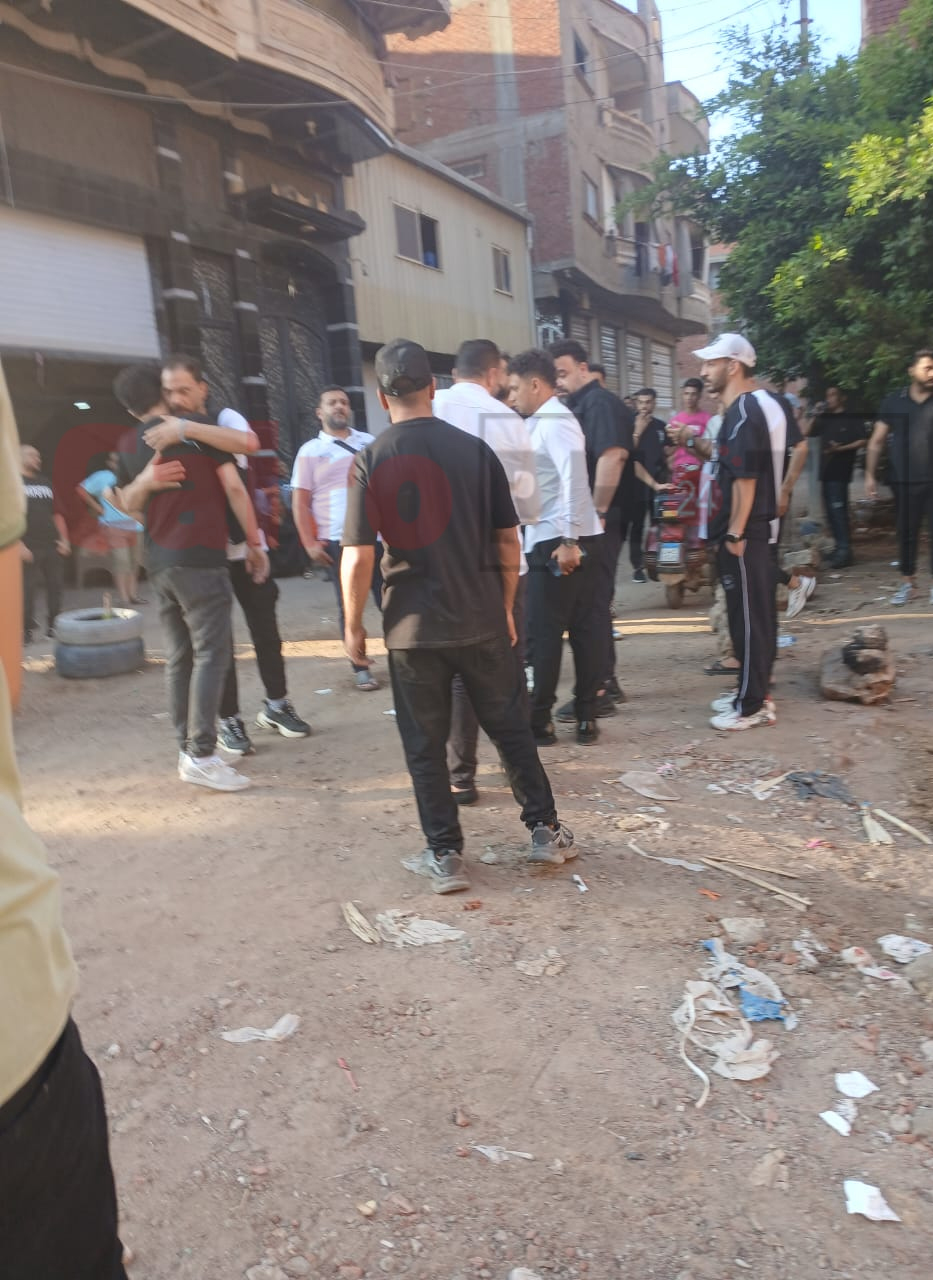 منهارين بسبب رحيله.. محمود الليثي وحمو بيكا يودعون أحمد عامر قبل دفن جثمانه بالغربية