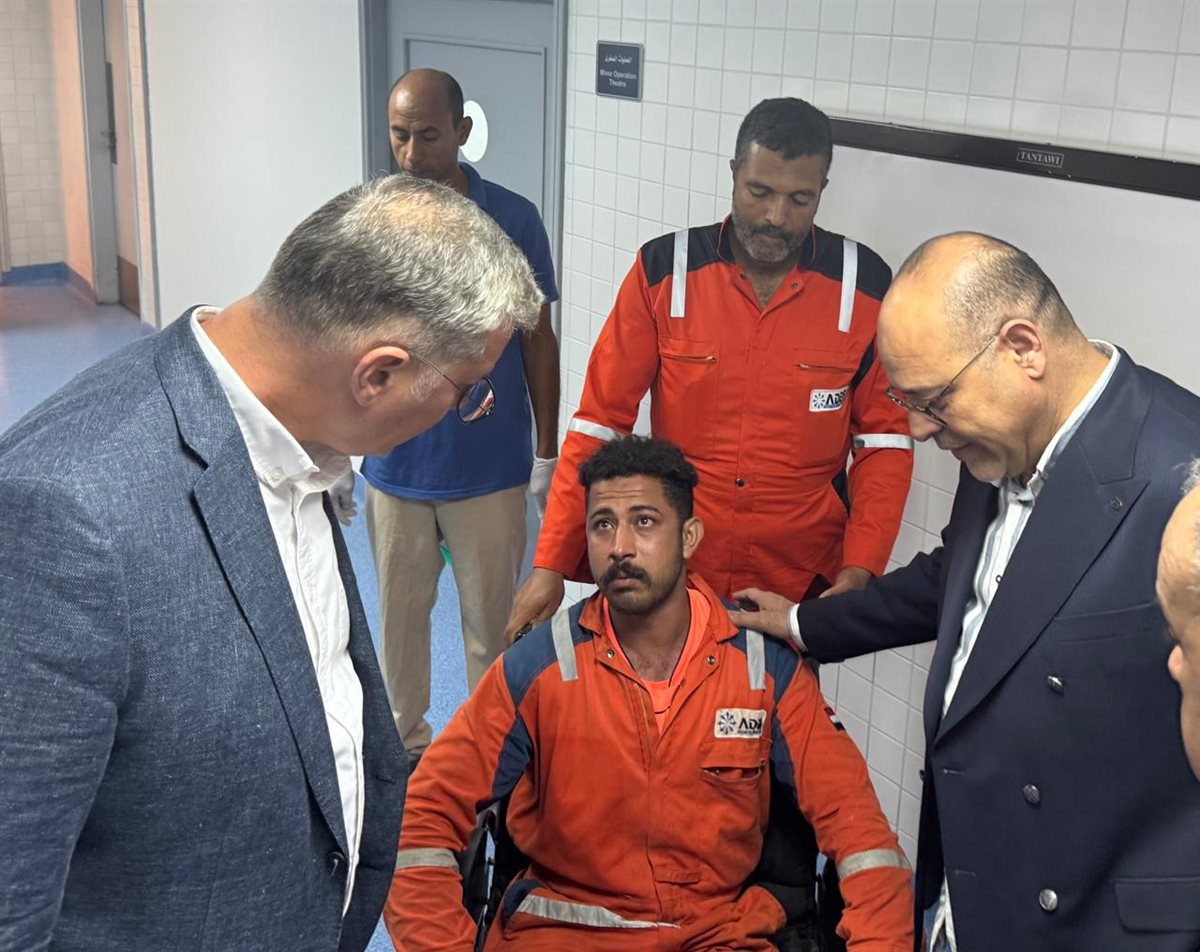 وزيرا العمل والبترول يطمئنان على الناجين من حادث بارج خليج السويس