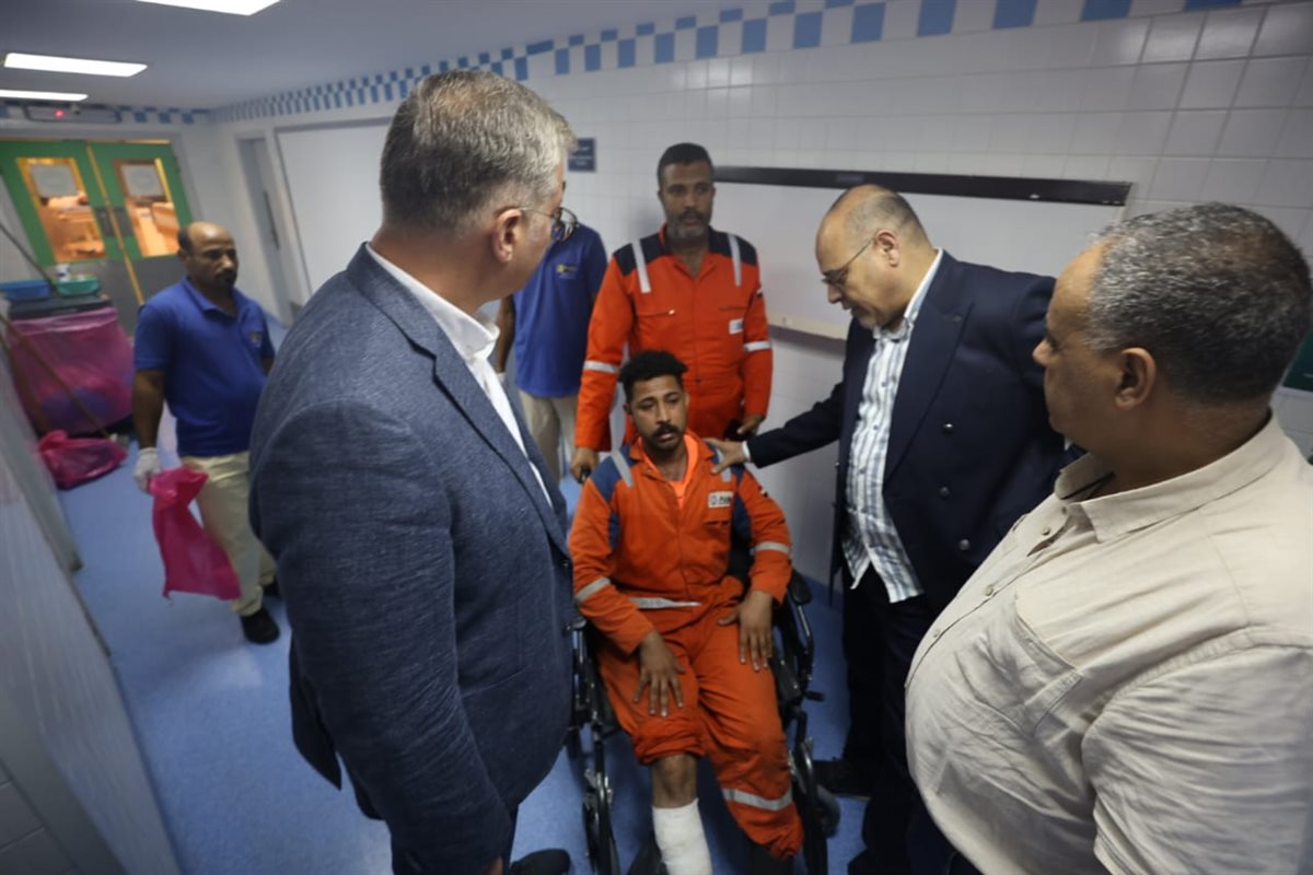 وزيرا العمل والبترول يطمئنان على الناجين من حادث بارج خليج السويس