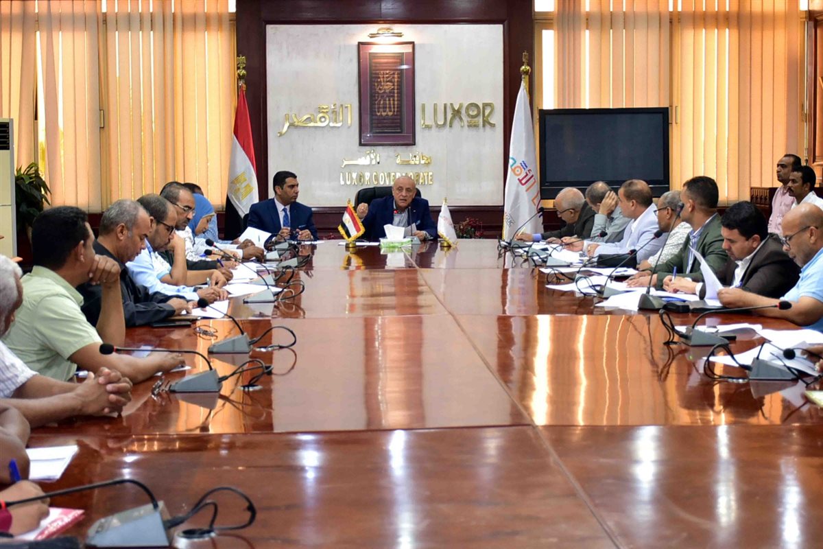 إجتماع محافظ الأقصر لبحث ملف تقنين الأراضي