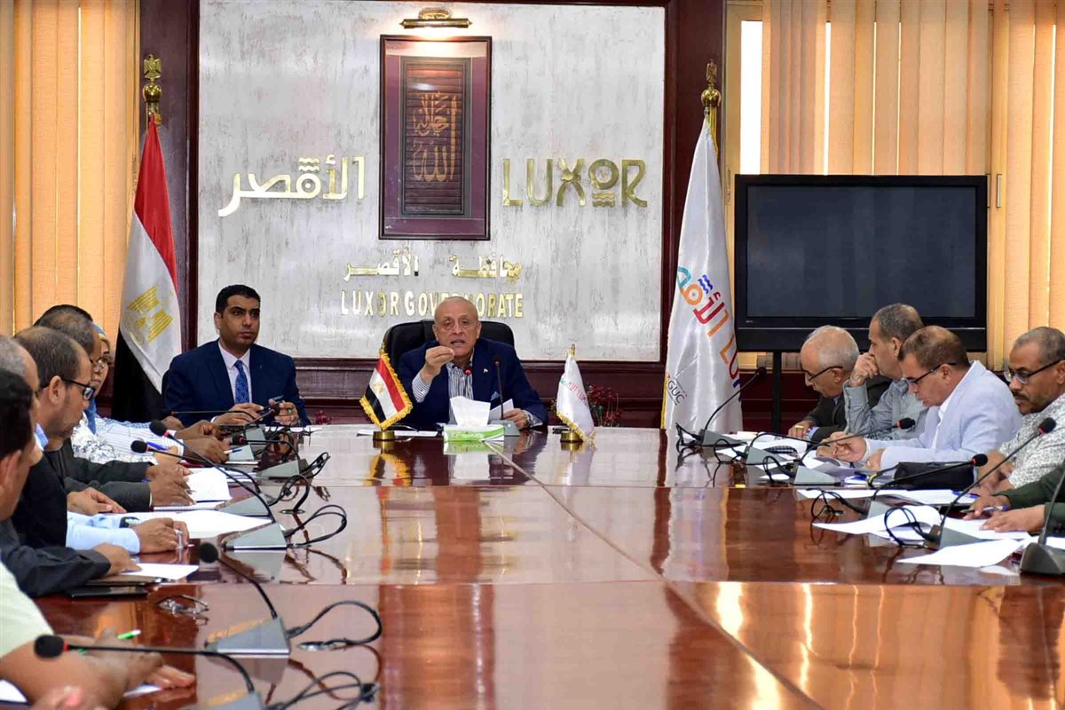 إجتماع محافظ الأقصر لبحث ملف تقنين الأراضي