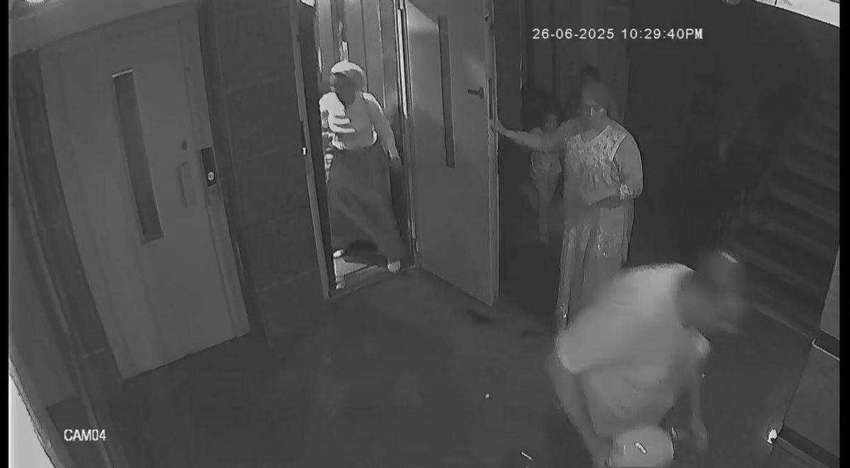 ترك أبناء السيدة وسط الحادث دون محاولة لانقاذهم من زوجة حارس العقار 