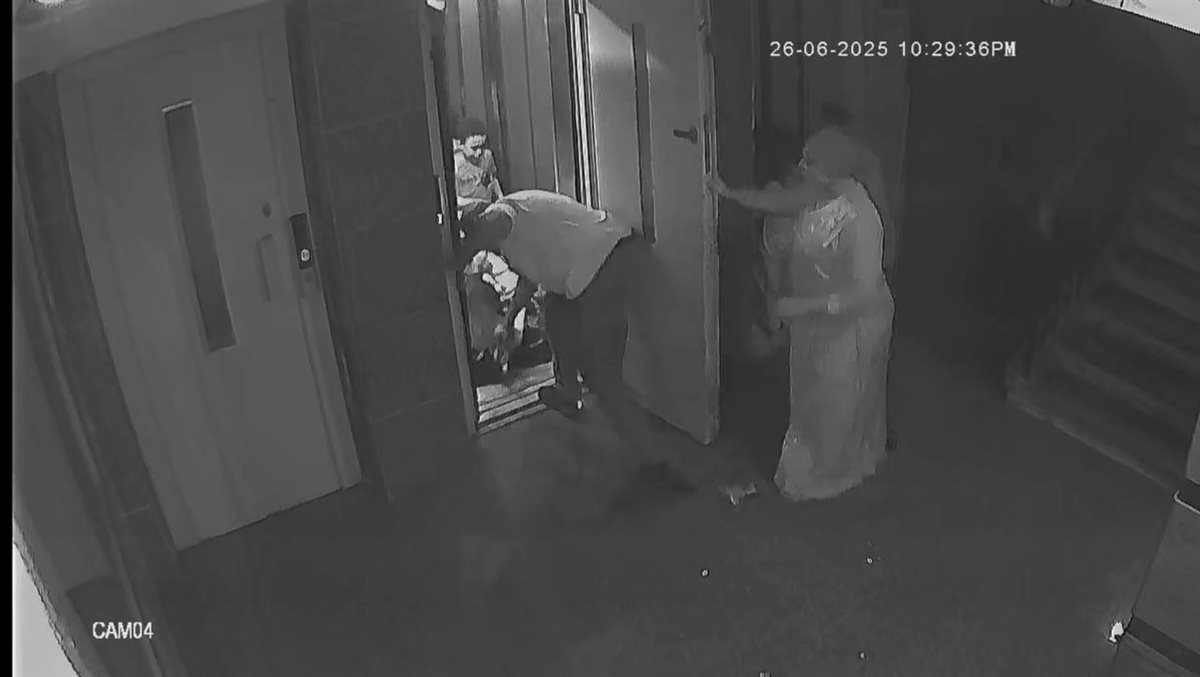 زوجة حارس العقار تمسك بباب الأسانسير لحظة الاعتداء علي السيدة 