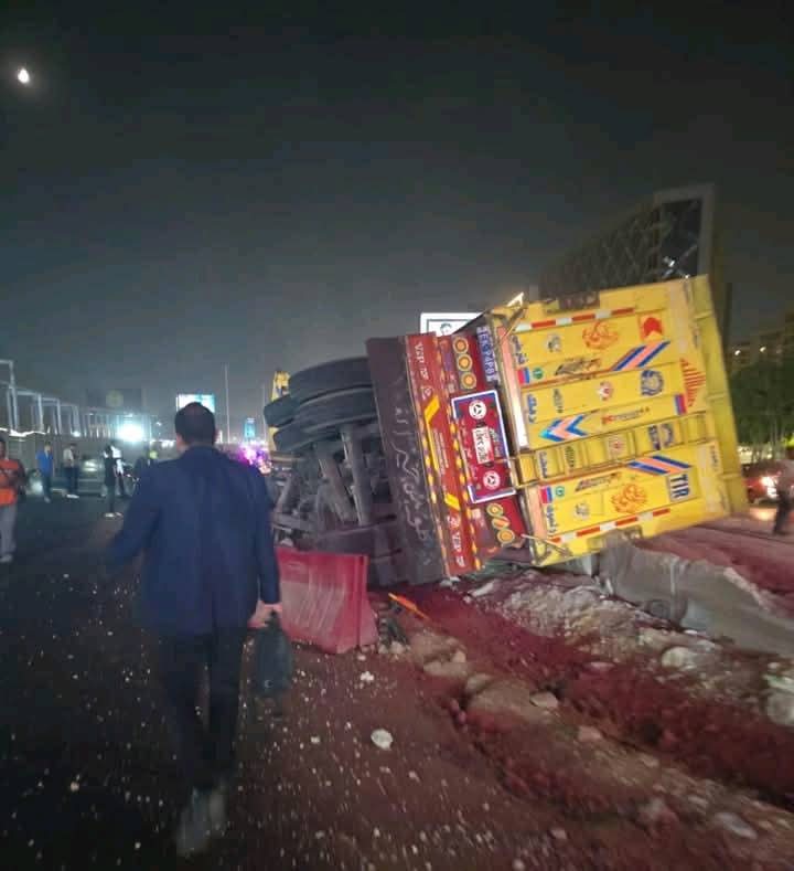 سيارة تريلا تدهس 6 سيارات ملاكي أعلى الطريق الدائري أمام أبراج العادي