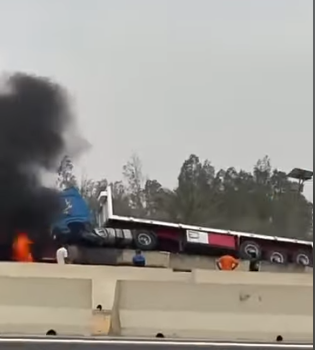 اشتعال تريلا إثر تصادم بالحاجز الخرساني أعلى طريق مصر اسكندرية الصحراوي