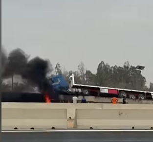 اشتعال تريلا إثر تصادم بالحاجز الخرساني أعلى طريق مصر اسكندرية الصحراوي