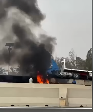 اشتعال تريلا إثر تصادم بالحاجز الخرساني أعلى طريق مصر اسكندرية الصحراوي