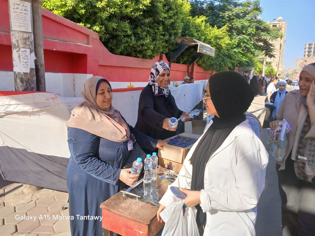 توزيع مياه لطلاب الشهادة الثانوية 