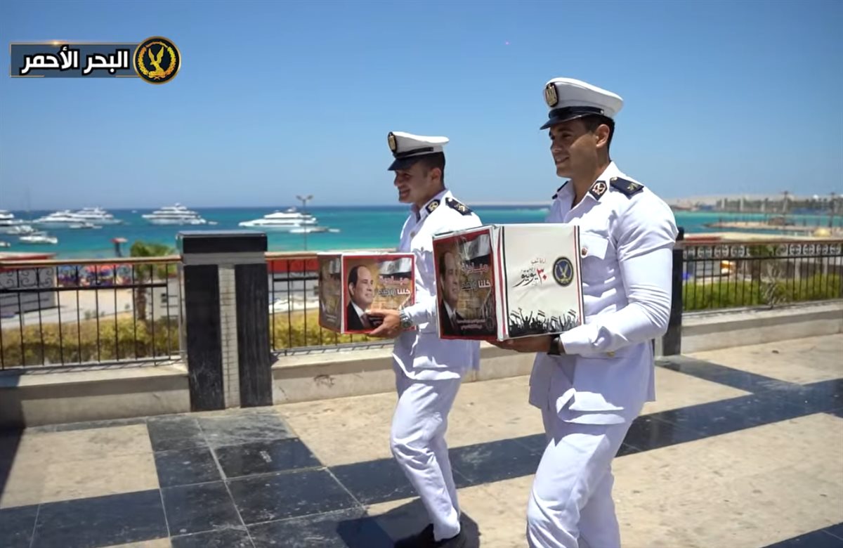 <strong>الداخلية توزع مساعدات عينية على المواطنين احتفالا بذكرى 30 يونيو</strong>