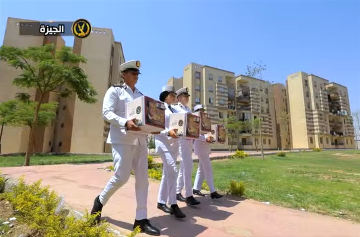 <strong>الداخلية توزع مساعدات عينية على المواطنين احتفالا بذكرى 30 يونيو</strong>