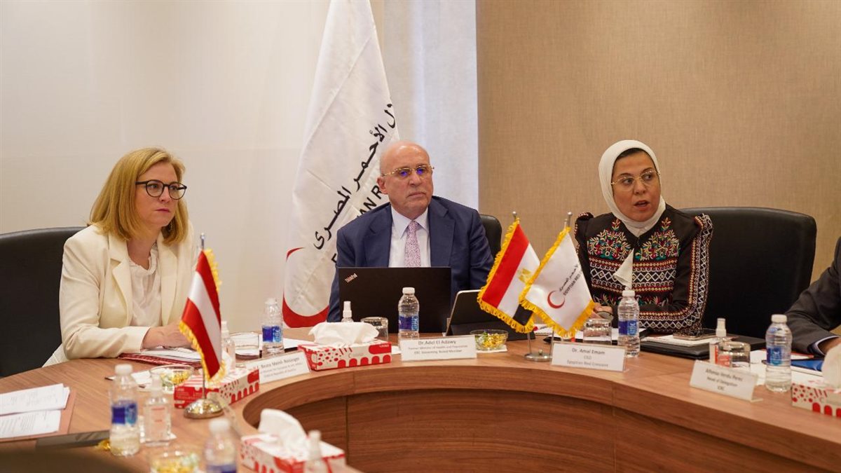 وزيرة خارجية النمسا خلال زيارة الهلال الأحمر المصري