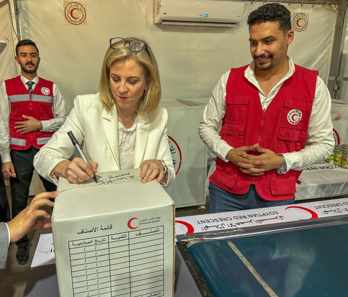  وزيرة خارجية النمسا خلال زيارة الهلال الأحمر المصري
