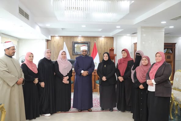 <strong>بتوجيهات الإمام الطيب.. الدكتورة إلهام شاهين ووافدات من دول عربية وإفريقية وآسيوية يؤدون العزاء لأمهات وأخوات الفتيات ضحايا حادث الطريق الإقليمي</strong>