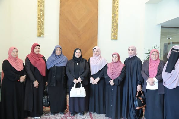 بتوجيهات الإمام الطيب.. الدكتورة إلهام شاهين ووافدات من دول عربية وإفريقية وآسيوية يؤدون العزاء لأمهات وأخوات الفتيات ضحايا حادث الطريق الإقليمي