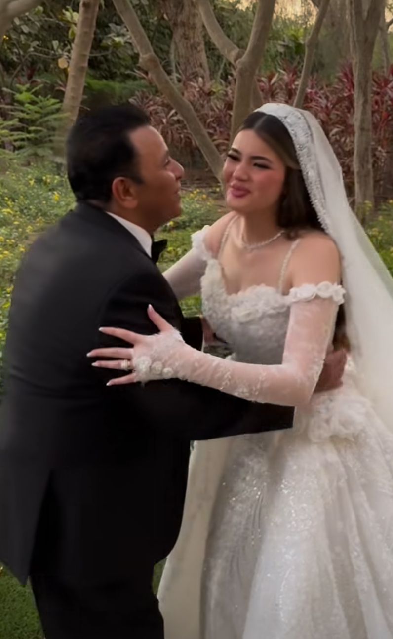 بالأحضان.. لحظات مؤثرة لـ محمد فؤاد من حفل زفاف ابنته