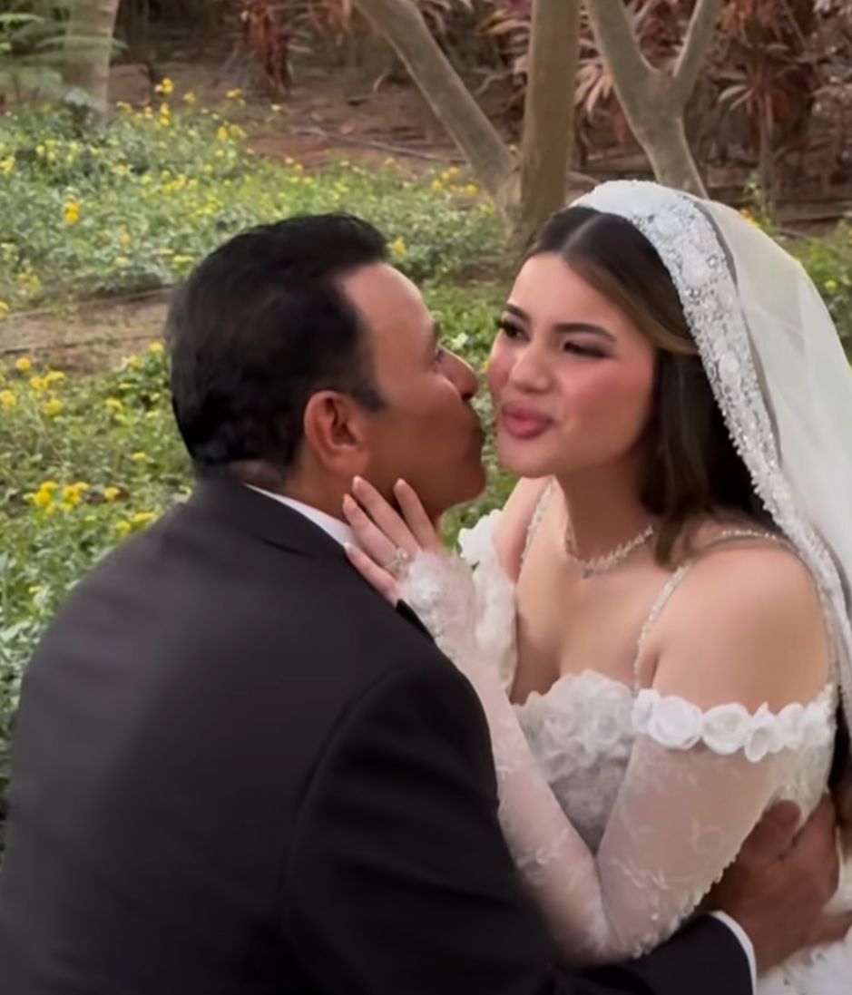 بالأحضان.. لحظات مؤثرة لـ محمد فؤاد من حفل زفاف ابنته