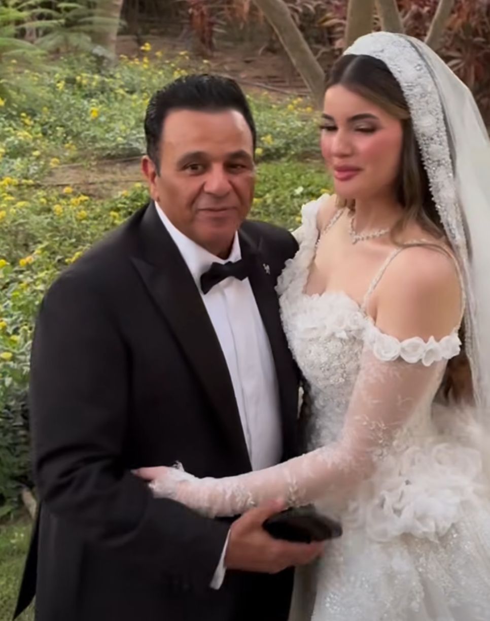 بالأحضان.. لحظات مؤثرة لـ محمد فؤاد من حفل زفاف ابنته