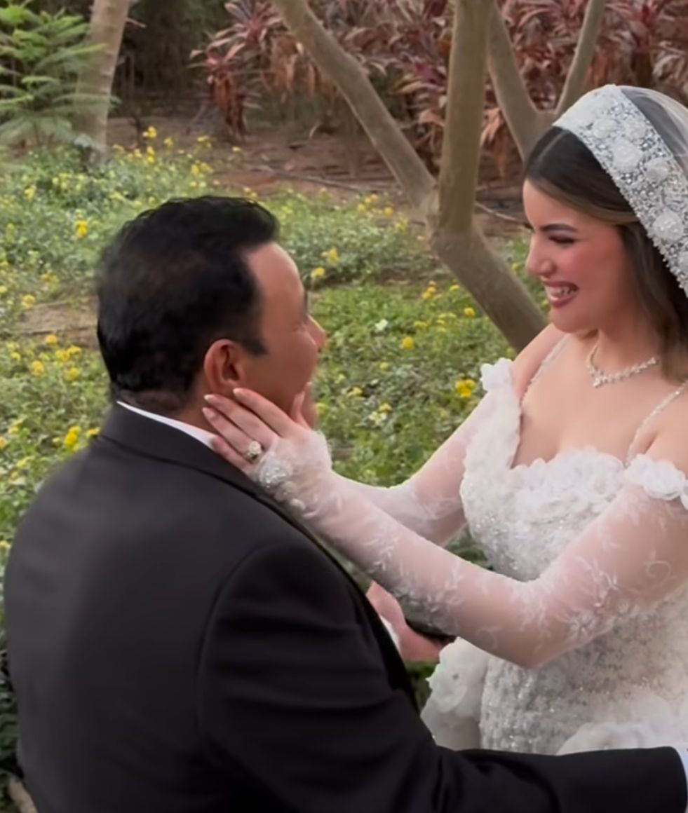 محمد فؤاد يحتفل بزفاف ابنته بسمة في أحد فنادق القاهرة بحضور نجوم الفن والإعلام