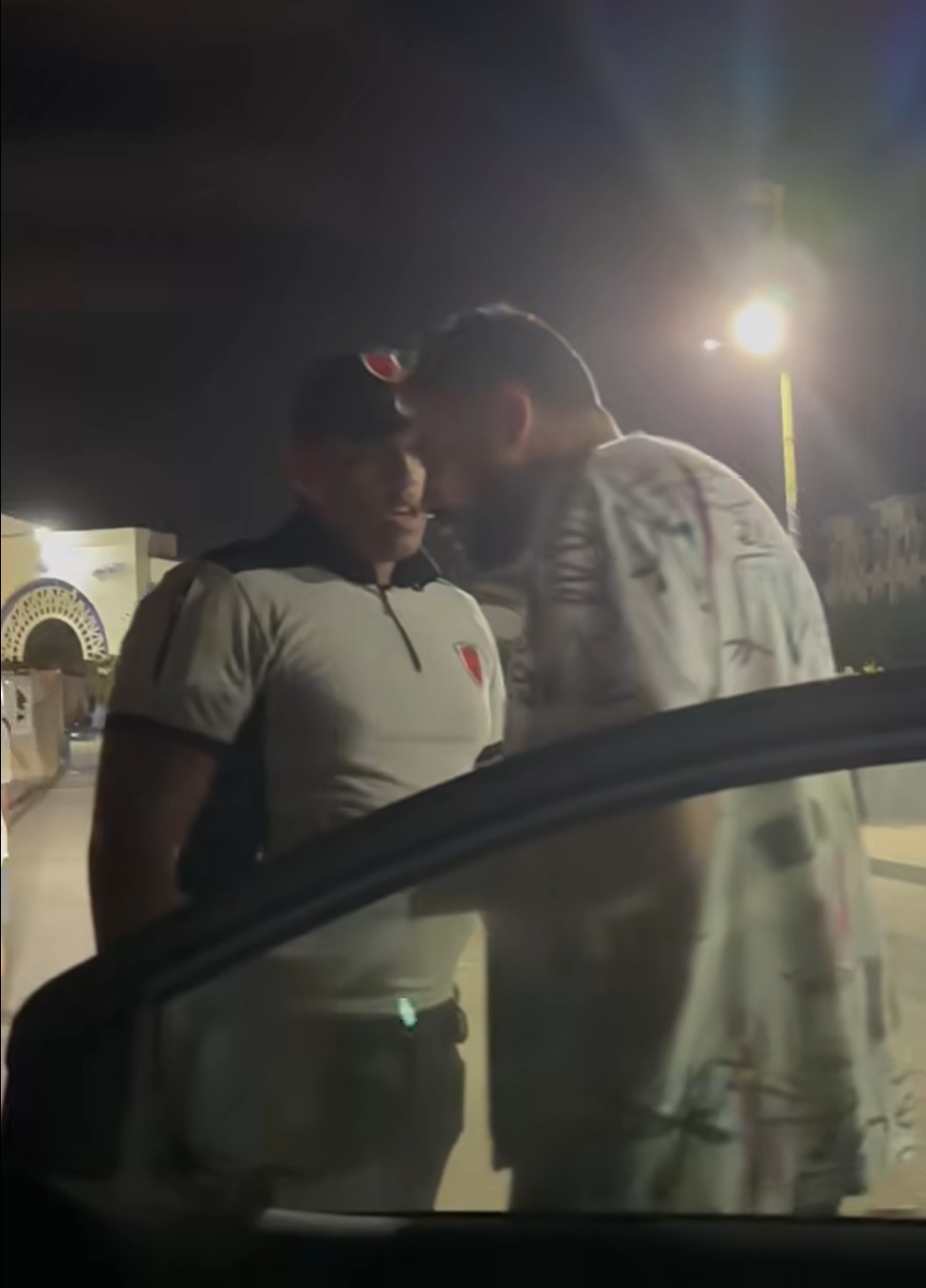 طبيب يتهم أفراد أمن قرية سياحية في العلمين بالاعتداء عليه