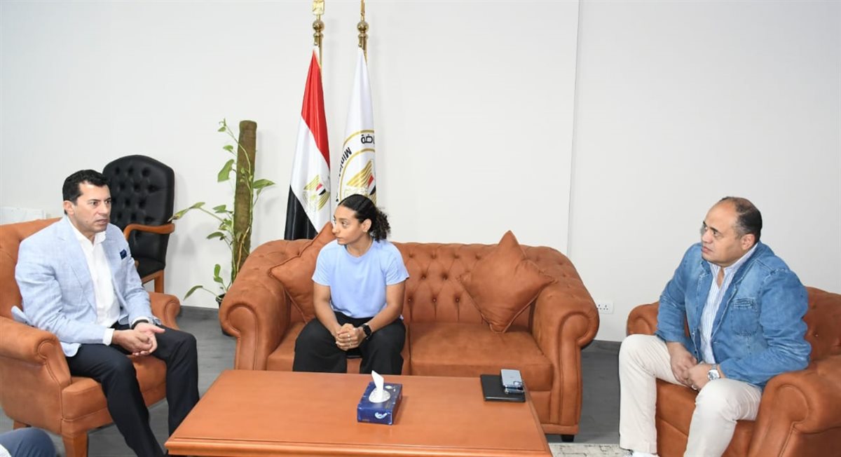 لقاء وزير الرياضة مع كنزي أيمن