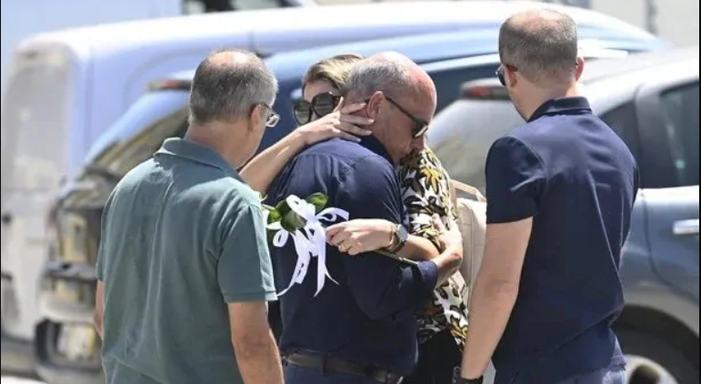 بكاء والد جوتا خلال استقبال المعزيين